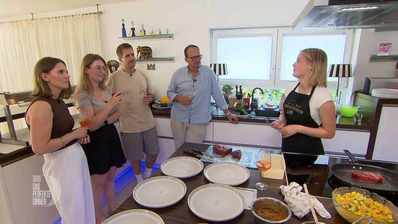 Clara, Magdalena, Tobi und Armin (von links) schauen Lilli beim Angaren des Thunfischs zu.
