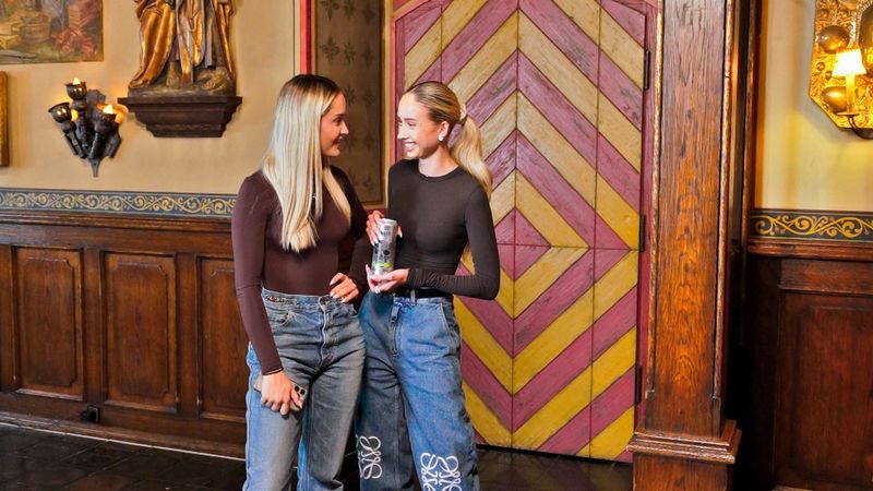 In der neuen RTLZWEI-Serie "Die Geissens: Traumjob Prinzessin" wollen auch Shania und Davina Geiss ihr Glück versuchen.