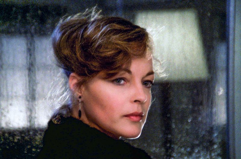 Chantal Martinaud (Romy Schneider) belastet ihren Ehemann, den Zeugen und zugleich Verdächtigen der Tat, schwer.