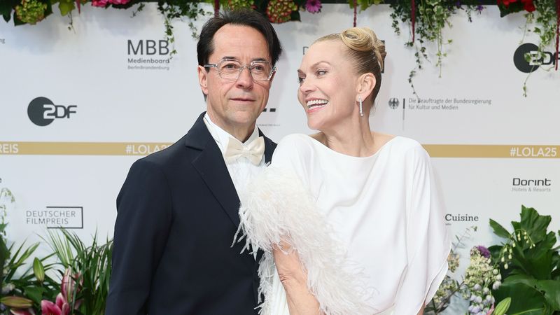 Jan Josef Liefers und seine Ehefrau Anna Loos haben über ihr Eheleben gesprochen und verraten, welche Tipps bei Streit helfen.