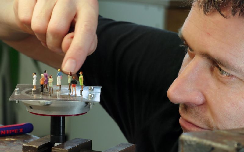 "Wunderland - Vom Kindheitstraum zum Welterfolg" erzählt davon, wie in Hamburg mit viel Liebe zum Detail die größte Modelleisenbahn der Welt errichtet wurde.