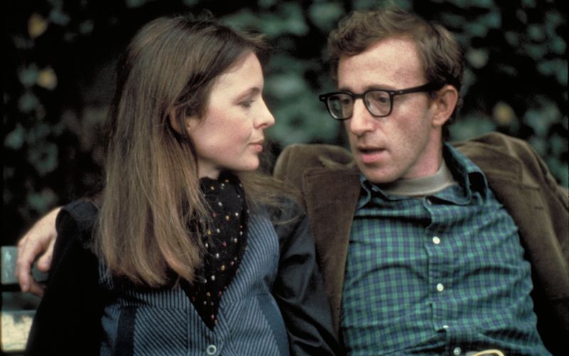 Er gehört zu den legendärsten Filmemachern aller Zeiten: Woody Allen (Bild aus "Der Stadtneurotiker", mit Diane Keatom), der viel verehrte und zugleich umstrittene Meister der Tragikomödie. Anlässlich seines 90. Geburtstages am 30. November zeigen wir Ihnen die besten Werke des New Yorker Autorenfilmers.