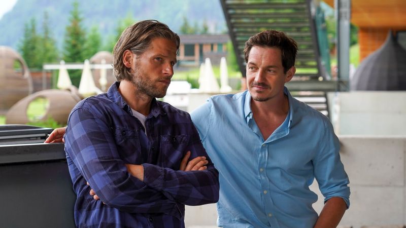 Markus Kofler (Sebastian Ströbel, links) und Tobias Herbrechter (Markus Brandl) planen ein entspanntes Wochenende.