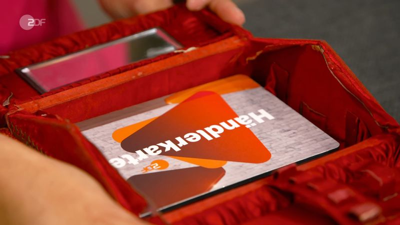 "Denn hier werden die wertvollsten Schätze aufgehoben", erklärte Annika Raßbach und öffnete die Schatulle wie ein Zauberkünstler. Darin lag die Händlerkarte. "Du bist unmöglich, ehrlich!", sagte der Moderator. Es war unverkennbar, dass seine Reaktion eine Mischung aus Amüsement und Anerkennung für die "Meisterdiebin" war.