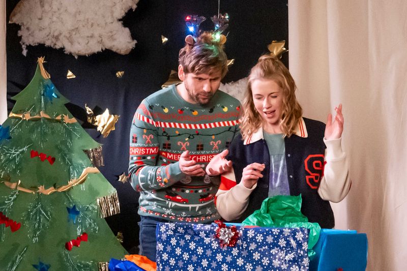 Bodo Hartmann (Steve Windolf) und Liz Schott (Christine Eixenberger) ahnen nicht, was dieses Weihnachtsfest für eine unglaubliche Überraschung für sie bereit hält.