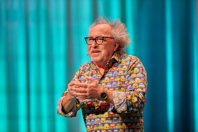 Unter Starkstrom: Urban Priol echauffiert sich über den Wahnsinn der Welt.