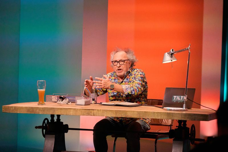 Wie gut, dass es Urban Priol gibt: Er erklärt uns das Jahr 2025 so intensiv, dass wir wirklich lachen müssen.