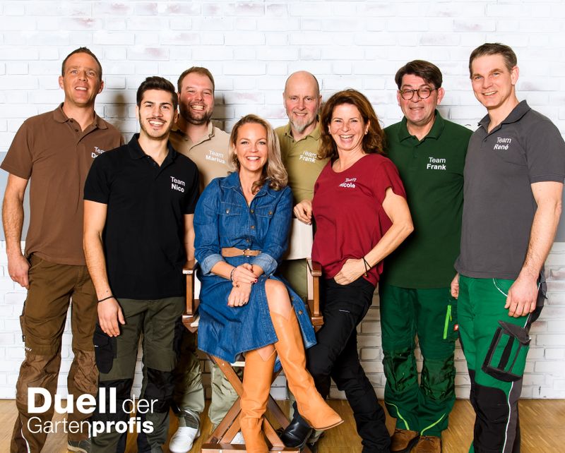 Das Gartenprofi-Team erhöht schon im Winter die Vorfreude auf den nächsten Frühling, von links: Dennis Thiele, Nico Sollazzo, Marius Surmann, Eva Brenner, Frank Egger, Nicole Johag, Frank Riese und René Pütz.