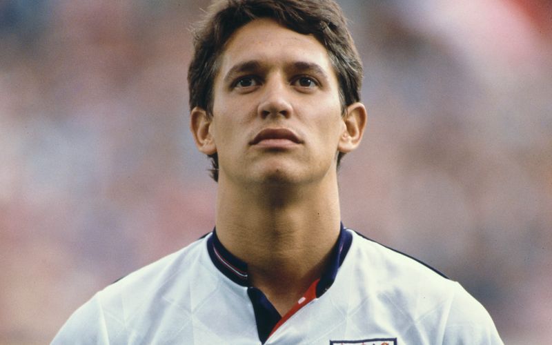 Nach dem Halbfinal-Aus der "Three Lions" gegen Deutschland bei der WM 1990 sorgte Gary Lineker, der am 30. November 65 wird, für ein absolutes Bonmot: "Fußball ist ein einfaches Spiel: 22 Männer jagen 90 Minuten lang einem Ball nach, und am Ende gewinnen immer die Deutschen." Für uns einer der schönsten Fußballer-Sprüche aller Zeiten ...