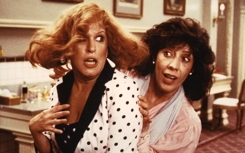 Sie zählten zu den größten Stars der 80er-Jahre: In der Verwechslungskomödie "Zwei mal zwei" konnten Bette Midler (links) und Lily Tomlin ihr ganzes komisches Talent voll ausspielen. Doch was wurde aus ihnen und anderen Stars aus Kultkomödien wie "Ghostbusters", "Drei Amigos", "Spaceballs" und "Geschenkt ist noch zu teuer"? 