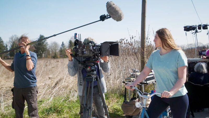 Jedes Detail muss passen: "Backstage - Aktenzeichen XY... Ungelöst" war bei den Dreharbeiten der Einspielfilme dabei.