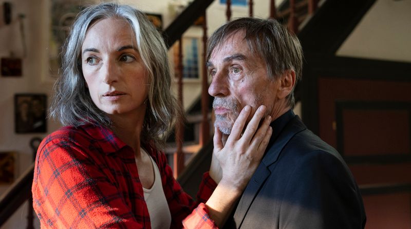 Werner Roth (André M. Hennicke) versteckt sich nach seiner Flucht aus dem Gefängnis bei Teresa Lind (Mélanie Fouché).