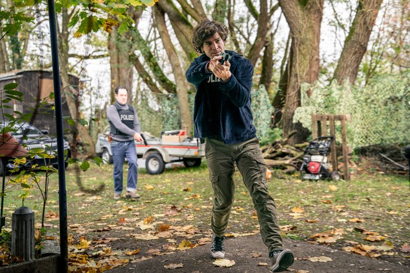 Vorsichtig nähern sich Korbinian Kirchner (Jonathan Hutter, rechts) und Paul Böhmer (Jürgen Tonkel) dem Haus eines Verdächtigen.