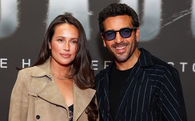 Innig auf dem roten Teppich: So zeigte Elyas M'Barek mit seiner Frau Jessica am 24. Oktober in Berlin. Anlass war die Premiere seines Regie-Debüts: der Netflix-Doku "Babo - Die Haftbefehl-Story".