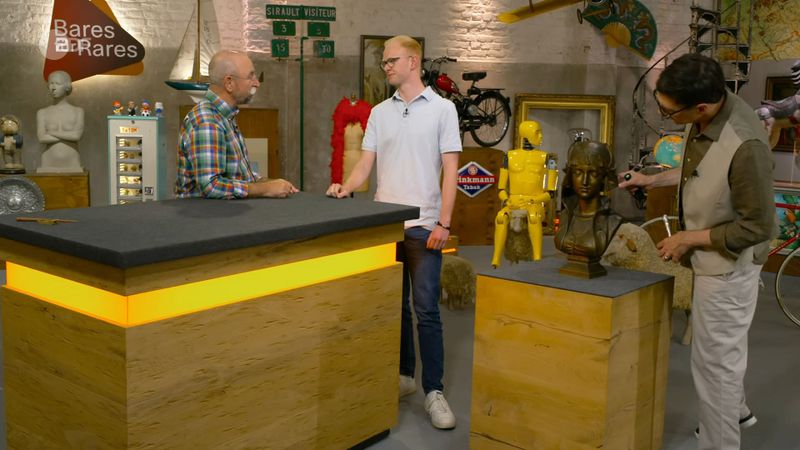 Im Auftrag seines Opas kam Jannik aus Ahlen mit dessen Bronze-Büste in die ZDF-Trödel-Show: "Der ist jetzt ins Wohnheim gekommen, deswegen ist jetzt leider kein Platz mehr dafür da." Als großer "Bares für Rares"-Fan sagte Opa: "Wenn wir sie verkaufen, dann nur hier."
