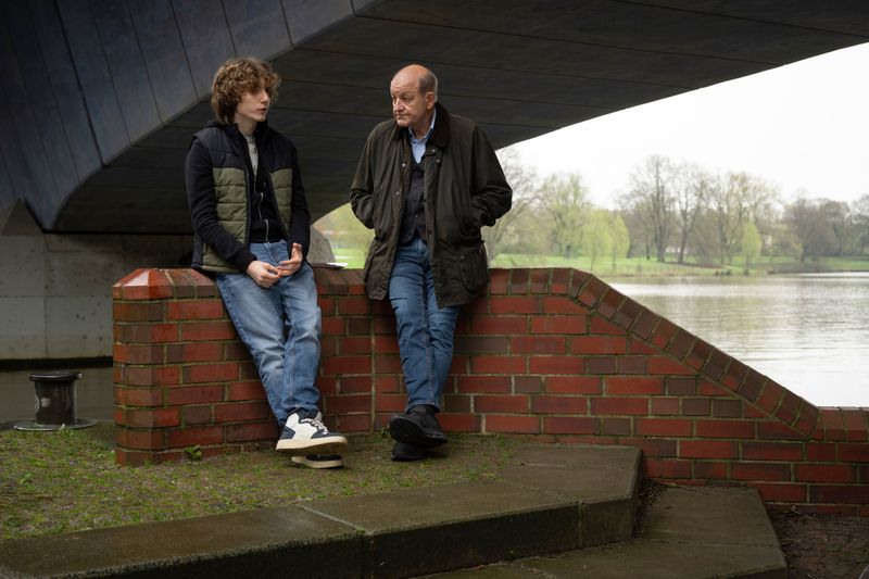 Nils Beerfeld (Julius Gause, links) vertraut sich Wilsberg (Leonard Lansink) an. Der Teenager glaubt, dass sein Stiefvater etwas mit dem Einbruch und Mord zu tun hat. Ist er glaubwürdig?