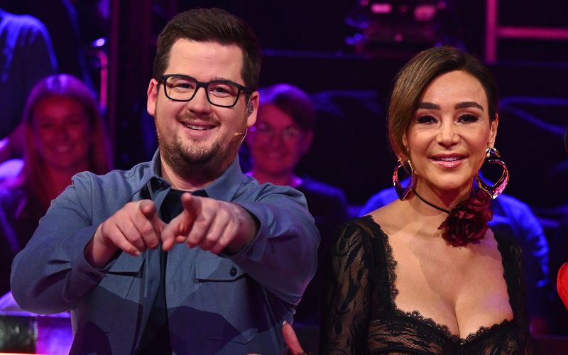 "Mal ehrlich: Hatten wir mal was miteinander?", fragte Verona Pooth bei "The Masked Singer" (ProSieben) den Sänger Rave-Ioli. Ratecrew-Kollege Chris Tall machte es konkret: "Dieter, bist du's?"