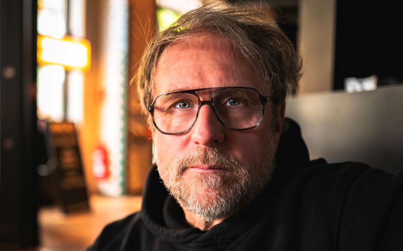 Im ARD-Film "Prange - Man ist ja Nachbar" spielt Bjarne Mädel den Titelhelden in einem Weihnachtsfilm der besonderen Art. Die Menschen in dieser Hamburger Mietshaus-Tragikomödie sind Singles oder Suchende.