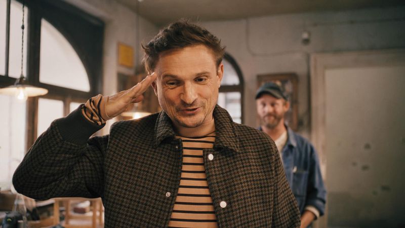 Auch in der zweiten Staffel statten zahlreiche Gaststars dem Pumuckl einen Besuch ab: Florian Lukas (vorne) spielt einen Geisterjäger, der es auf den frechen Kobold abgesehen hat. 