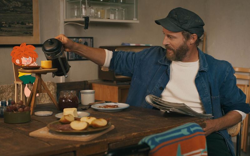 Wie früher mit dem "alten Eder" frühstückt der Pumuckl nun mit dessen Neffen Florian Eder (Florian Brückner). 