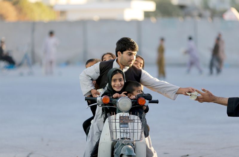 Ein Familienvater in Kandahar, Afghanistan, möchte 2013 seinen Kindern einen unbeschwerten Tag ermöglichen.