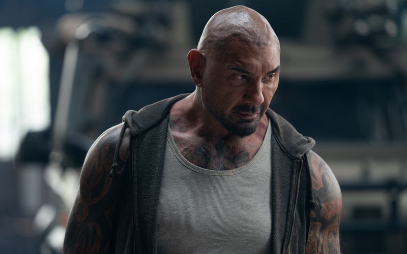 Hat weniger Haare auf dem Kopf als Indiana Jones, kann dafür aber viel kräftiger zuschlagen: Jake (Dave Bautista) ist darauf spezialisiert, in einer postapokalyptischen Welt alte Schätze zu finden.

