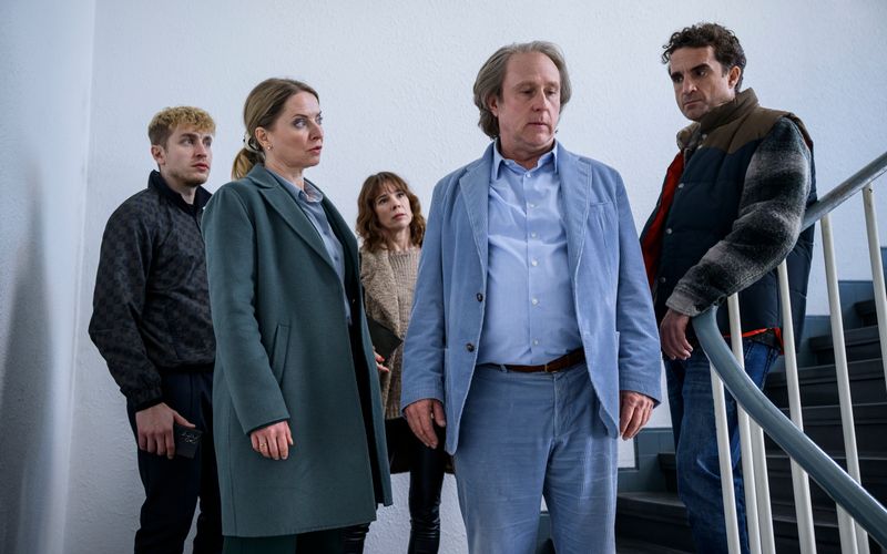 In "Stromberg - Wieder alles wie immer" kommt es zum Wiedersehen mit einigen alten Bekannten. Von links: Julian (László Branko Breiding), Tanja (Diana Staehly), Jennifer (Milena Dreissig), Ernie (Bjarne Mädel) und Ulf (Oliver Wnuk).