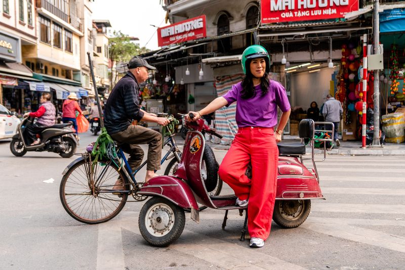 Wie ist es mit einem Moped durch die Millionenstadt Hanoi zu düsen? Mai Thi Nguyen-Kim hat es ausprobiert.