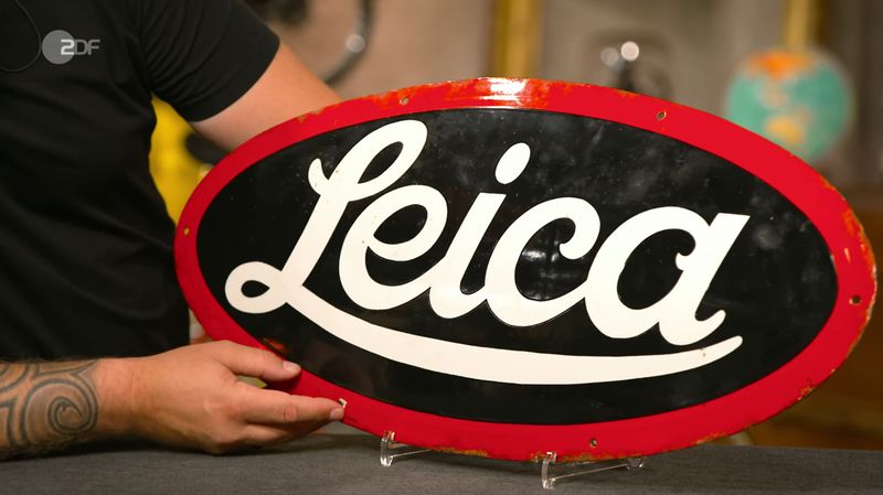 Gudrun und Silke aus Bad Harzburg und Goslar brachten ein bombiertes Emailleschild mit, das ursprünglich aus dem Fotoladen von Silkes Familie stammt. Nachdem Gudruns Sohn den Dachboden des Großvaters aufgeräumt hatte, tauchte das Schild wieder auf. "Seit wann gab es den Laden?", erkundigte sich Sven Deutschmanek neugierig.