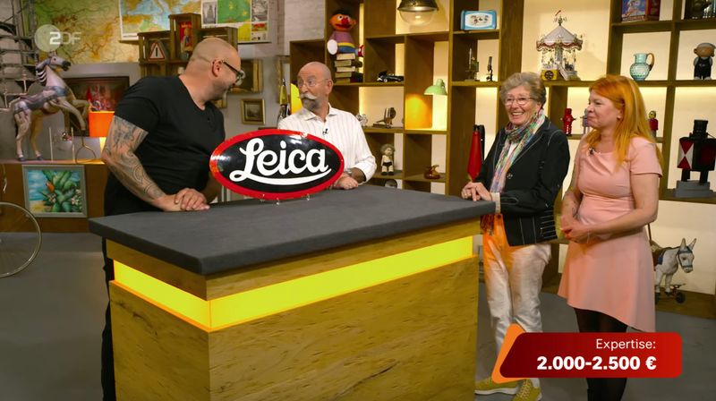 Selbst Horst Lichter verschlug es die Sprache, als in der Montagsausgabe von "Bares für Rares" (ZDF) ein altes Emailleschild alle Erwartungen übertraf. Das außergewöhnlich seltene Stück sprengte erst in der Expertise den Wunschpreis der Verkäuferin und im Händlerraum wurde ihr "Glückstag" erklärt. Danach entbrannte eine hitzige Bieterschlacht.