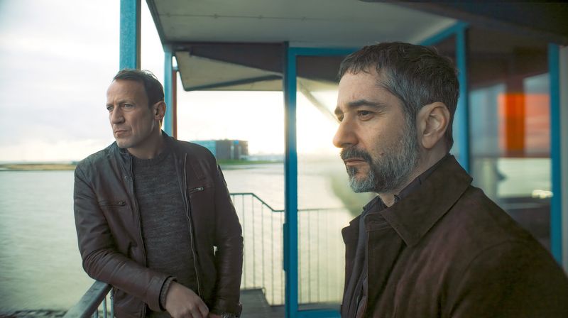 Kommissar Falke (Wotan Wilke Möhring, links) und sein neuer Kollege Mario Schmitt (Denis Moschitto) müssen sich im "Tatort: Ein guter Tag / Schwarzer Schnee" erst mal aneinander gewöhnen.