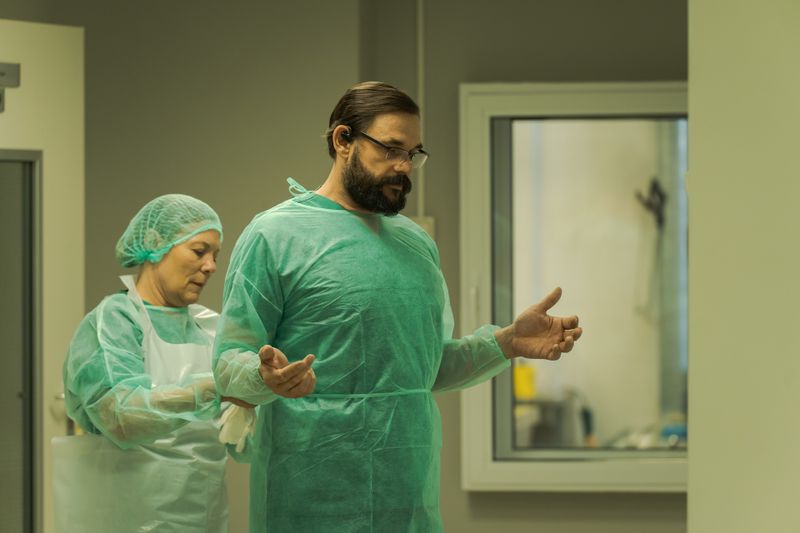 Professor Henning Kirchhoff (Alexander Beyer) bittet seine Ex-Frau um einen Gefallen. 