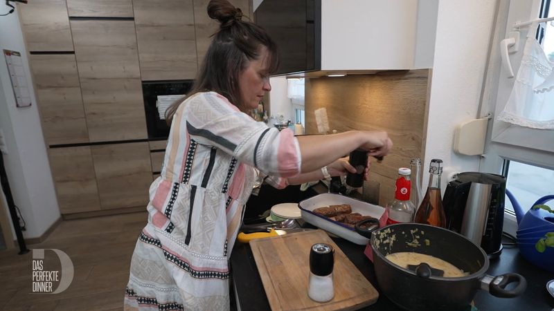 Hingebungsvoll würzt Carmen (44) ihr selbstgeschossenes Reh