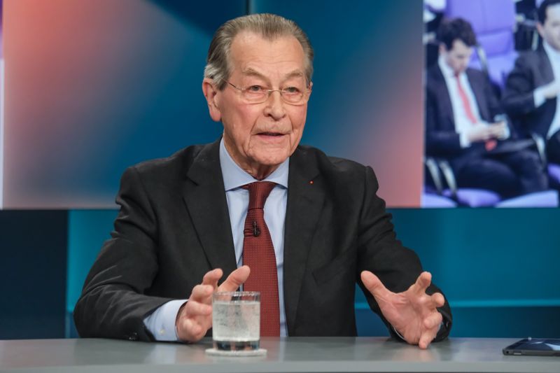 Die Rentenreformpläne seien eine fehlgeleitete Debatte, kritisierte Franz Müntefering: "Fragt zu Hause die Wählerinnen und Wähler. Macht, was sie sagen", forderte er. 
