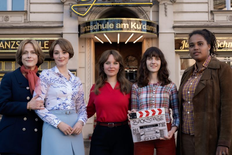 Altgediente Stars und talentierte Newcomerinnen, von links: In "Ku'damm 77" sind unter anderem Claudia Michelsen, Maria Ehrich, Sonja Gerhardt, Marie Louise Albertine Becker und Massiamy Diaby zu sehen.
