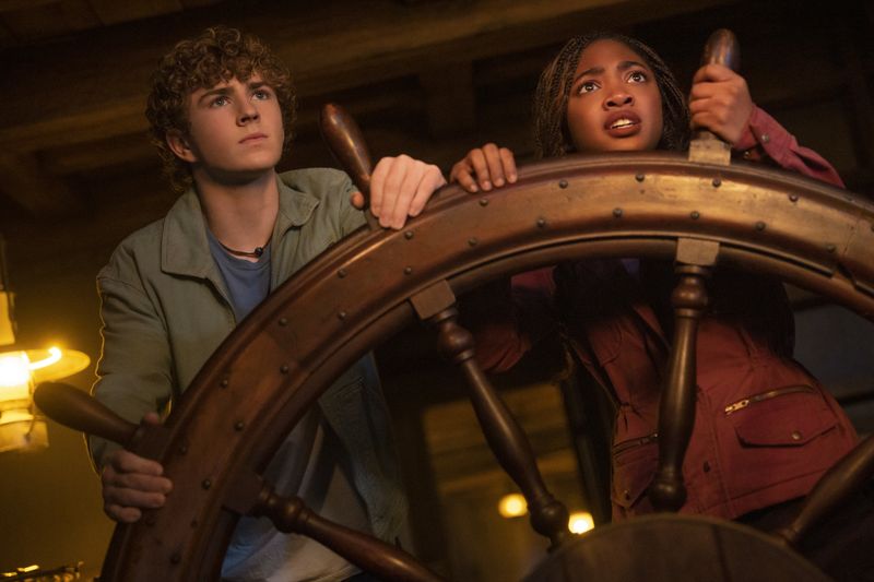 In der zweiten Staffel der Disney+-Serie "Percy Jackson" führt es Percy Jackson (Walker Scobell), begleitet von Annabeth (Leah Sava Jeffries) und Grover, über das unberechenbare Meer der Monster.