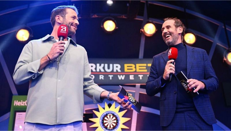 Eingespieltes Team: Christian Düren (links) und Elmar Paulke führen durch "Die Promi-Darts-WM" bei ProSieben.