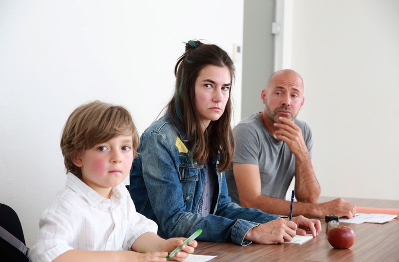 Eva Hütter (Nadine Dubois) kämpft vor Gericht für das Sorgerecht an ihrem fünfjährigen Sohn Benjamin (Lio Vonnemann, links), das sie zu verlieren droht. 