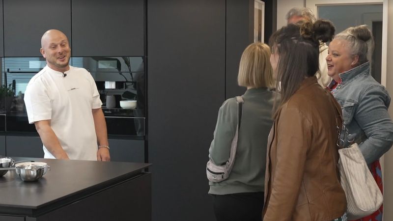 Black Beauty: Julians Gäste sind von seiner Profi-Küche begeistert.