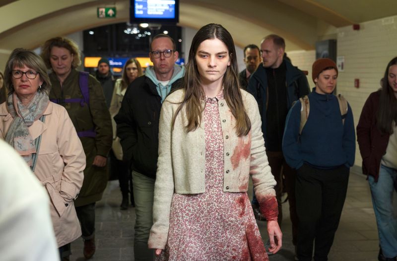 Amanda (Emilie Neumeister) wird blutverschmiert am Bahnhof aufgegriffen, nachdem sie Passanten bedroht hat. Aber ist das Mädchen psychisch krank - oder einfach nur traumatisiert und verängstigt? Der Polizei erzählt sie eine geradezu unglaubliche Geschichte.
