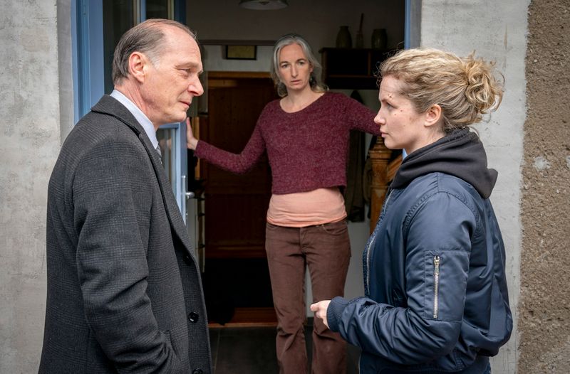 Peter Schnabel (Martin Brambach, links) und Leonie Winkler (Cornelia Gröschel) klappern im "Tatort: Nachtschatten" Dresdener Häuser und Wohnungen ab, um zu überprüfen, ob die Geschichte der 16-jährigen Amanda stimmt. Sie behauptet, dass sie lange Zeit von ihrem Vater in einem Keller gefangen gehalten wurde - und dass ihre Schwester noch da sei.