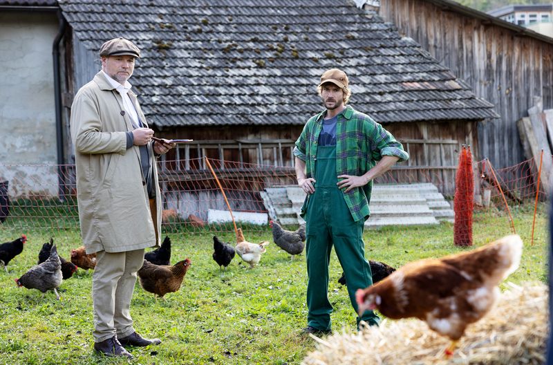 Dem Bauern Edi Brus (Kevin Brand, rechts) wurden mehrere Hühner gestohlen. Inspektor Sifkovits (Thomas Stipsits) soll den Serientäter überführen. 