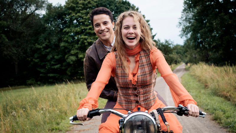 Die neue Amazon-Serie "Miss Sophie" erzählt die Vorgeschichte der jungen Miss Sophie (Alicia von Rittberg) und ihrem Butler James (Kostja Ullmann).