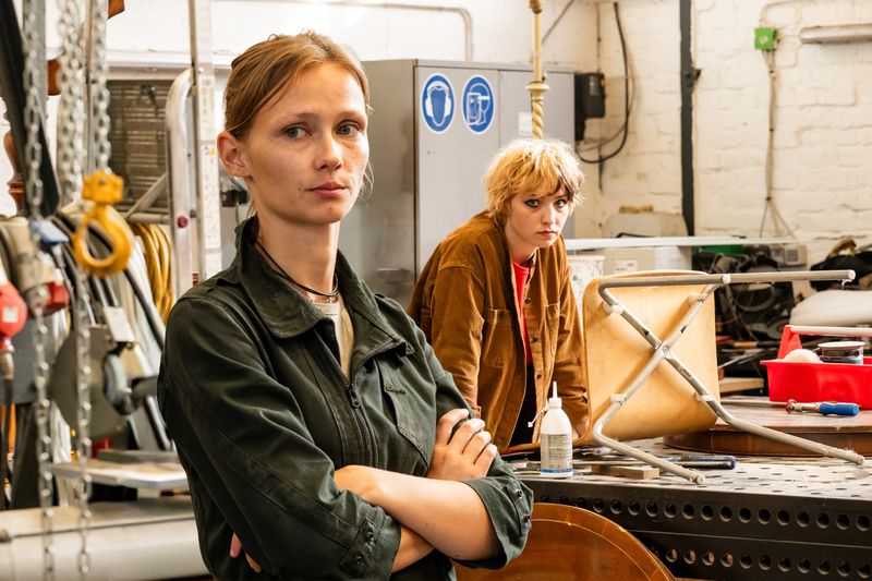 Die Schwestern Eileen (Meira Durand, links) und Kirsten (Bineta Hansen) lebten als Kinder in einer Einrichtung, in der Dr. Jakobi sie mit Psychopharmaka behandelte. Bis heute leiden sie unter den Spätfolgen und hegen großen Hass auf den Mediziner. 