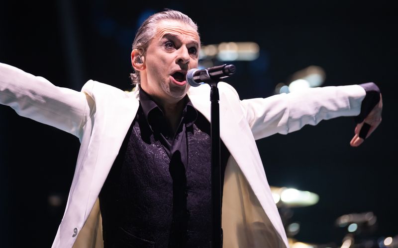 Depeche Mode veröffentlichen am Freitag, 6. Dezember, das neue Live-Album "Memento Mori: Mexico City", von der Tour zu ihrem aktuellen Album "Memento Mori". Es handelt sich nicht um das erste Live-Zeugnis der Herren um Frontmann Dave Gahan (Bild). Welches ihrer Livealben es in unsere Galerie der besten Livealben aller Zeiten geschafft hat, verraten wir im Folgenden.