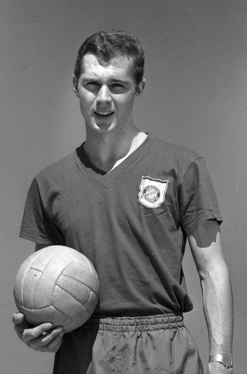 Franz Beckenbauer, der am 11. September 1945 in München geboren wurde, gilt bis heute als eine der bedeutendsten Persönlichkeiten in der Geschichte des Fußballs.
