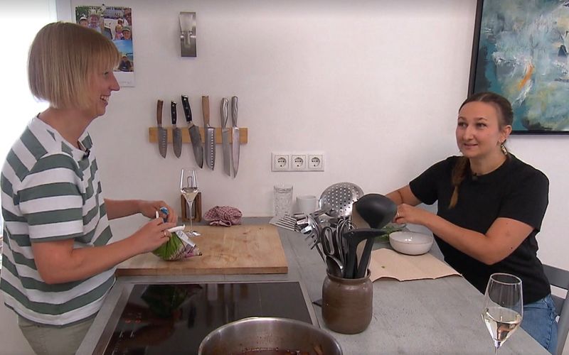 Undankbare Aufgabe die Schnippelhilfe: Freundin Chrissi (rechts) darf für Lena Erbsen pulen.