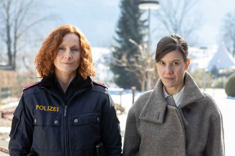 Polizistin Martina Schober (Jutta Fastian, links) bittet Chefinspektorin Acham (Pia Hierzegger) um Hilfe bei der Aufklärung der vielen Todesfälle.