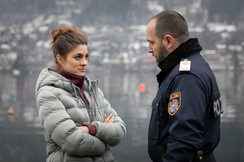 Christian Rauchenberger (Clemens Berndorff) befragt spricht mit Zeugin Jenny (Sophie Aujesky). Neben seiner Arbeit spielt ein gut gefüllter Kühlschrank eine immens wichtige Rolle in seinem Leben.