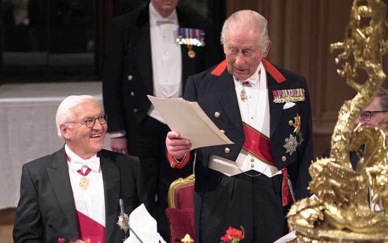 König Charles (rechts) war beim Staatsbankett mit Bundespräsident Steinmeier zu Scherzen aufgelegt.